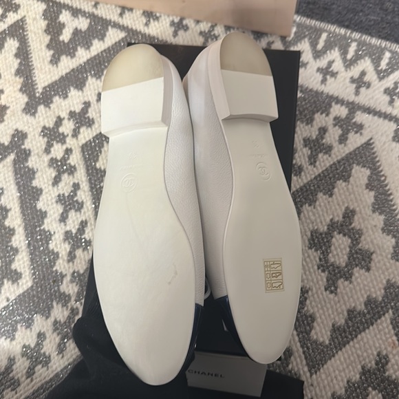 Chanel White/Blue Leather and Patent CC Cap Toe Bow Ballet - Picture 6 of 7